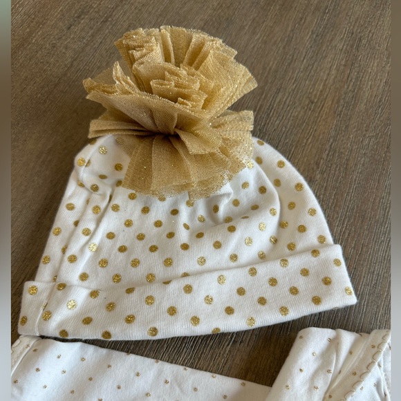 Mud Pie 0-3 months gown with matching cap - Picture 9 of 9